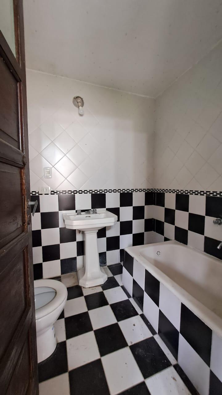 Casa amoblada en alquiler con 3 dormitorios y patio en Ezeiza