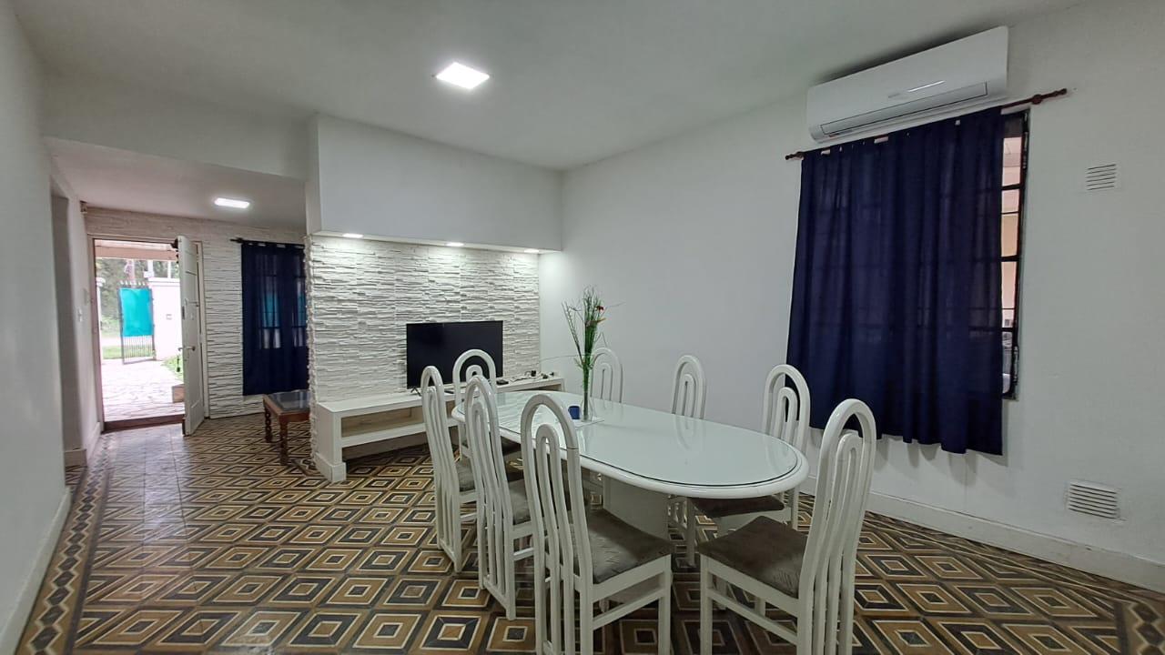 Casa amoblada en alquiler con 3 dormitorios y patio en Ezeiza