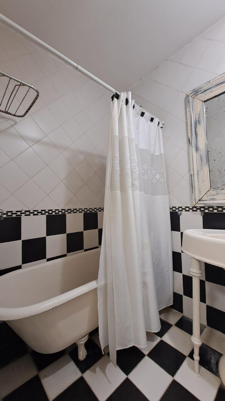 Casa amoblada en alquiler con 3 dormitorios y patio en Ezeiza