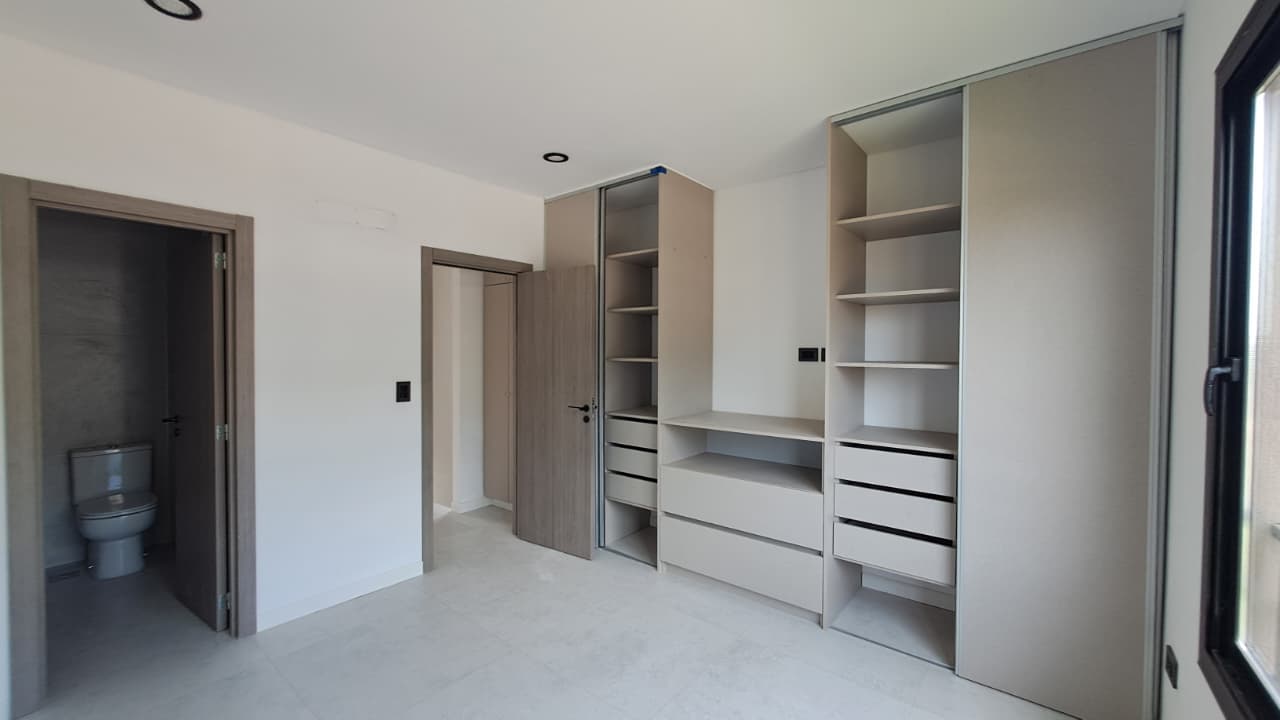 WhatsApp Image 2026-10-22 at 13.18.52 Casa tipo duplex de 3 ambientes en venta en barrio con amenities en Canning Parc