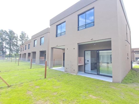 Casa tipo duplex de 3 ambientes en venta en barrio con amenities en Canning Parc