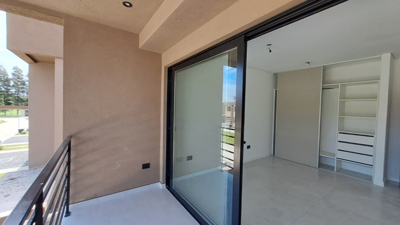 Casa tipo duplex de 4 ambientes en venta en barrio con amenities en Canning Parc