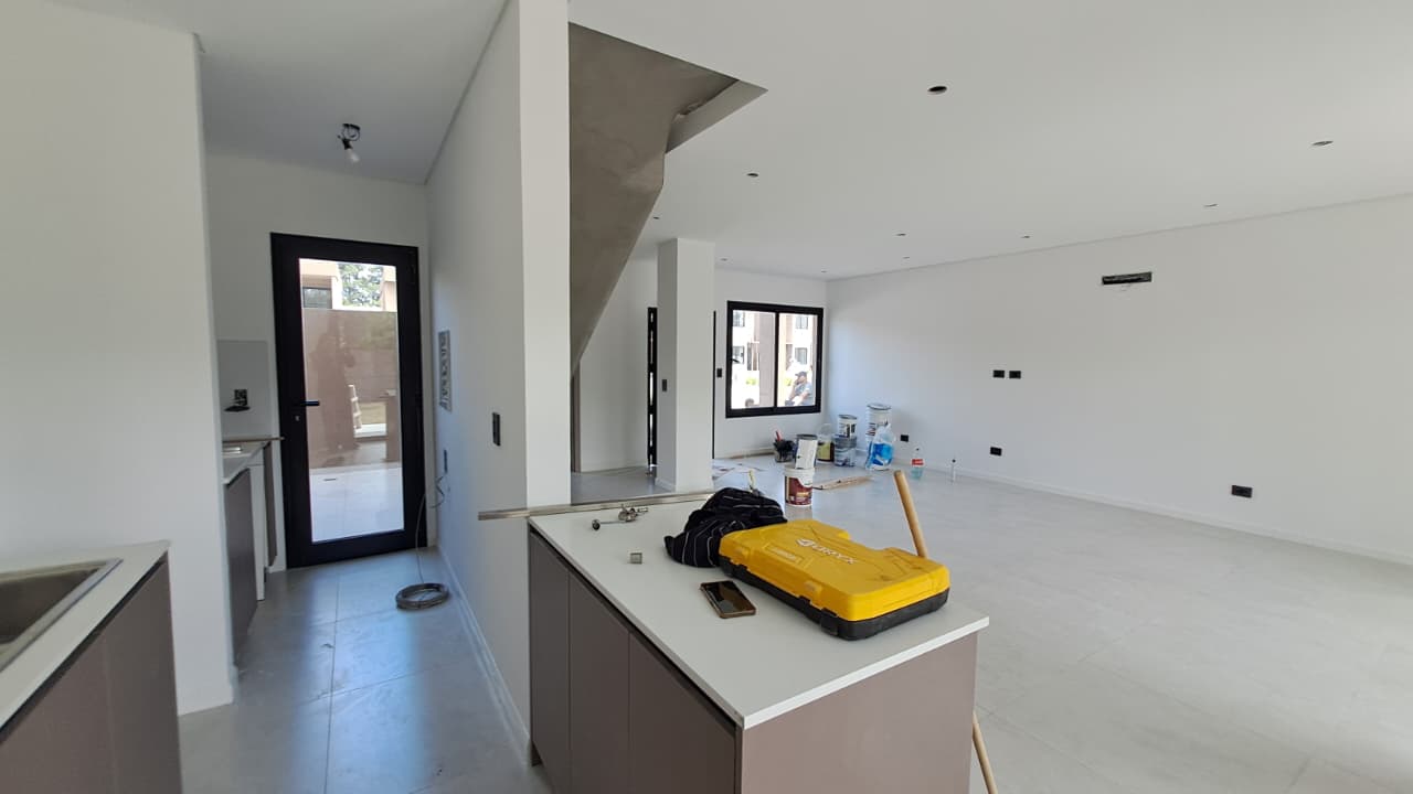Casa tipo duplex de 4 ambientes en venta en barrio con amenities en Canning Parc