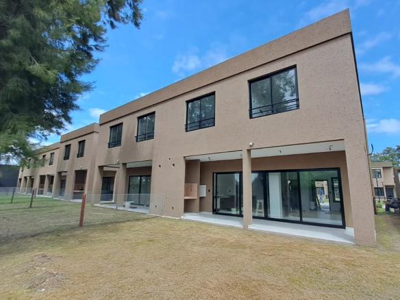Casa tipo duplex de 4 ambientes en venta en barrio con amenities en Canning Parc