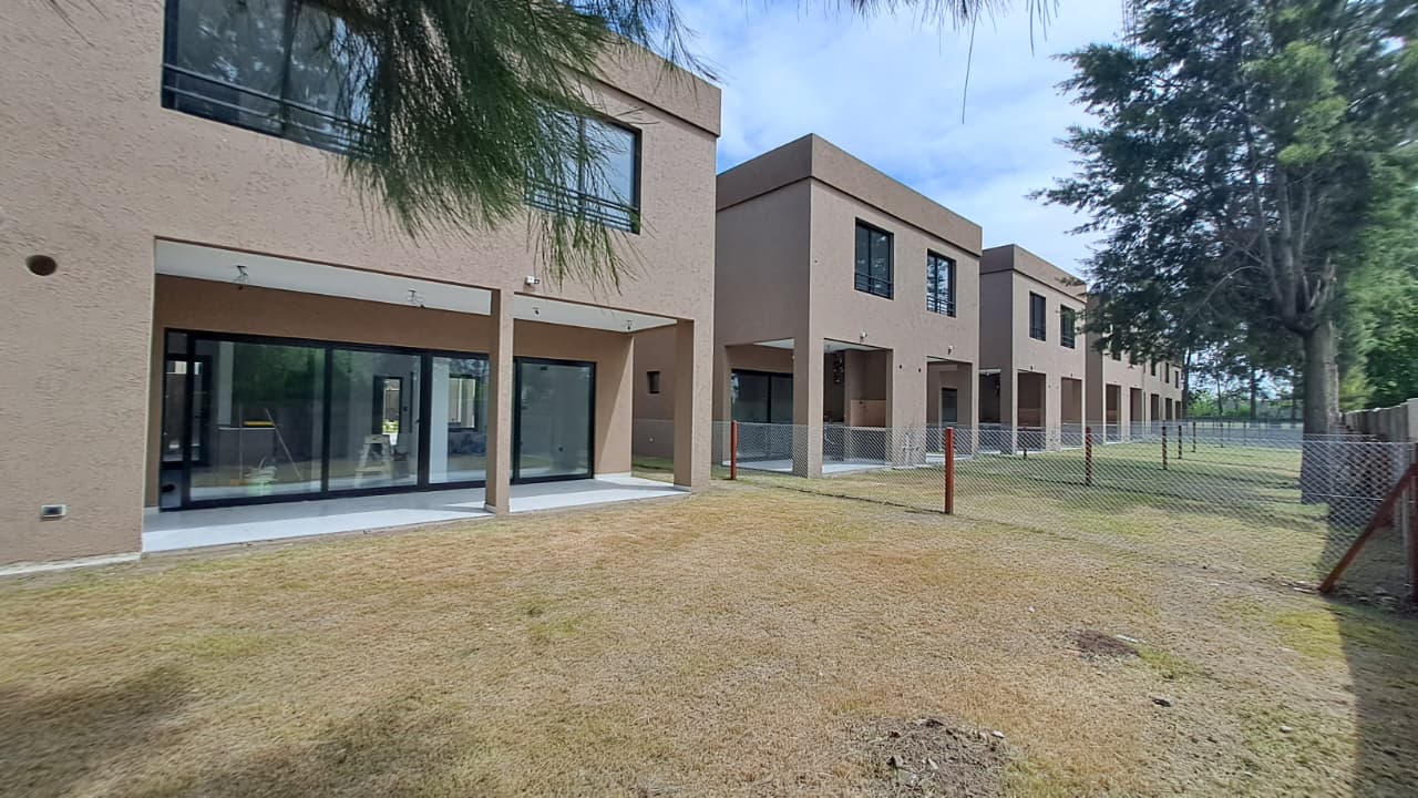 Casa tipo duplex de 4 ambientes en venta en barrio con amenities en Canning Parc